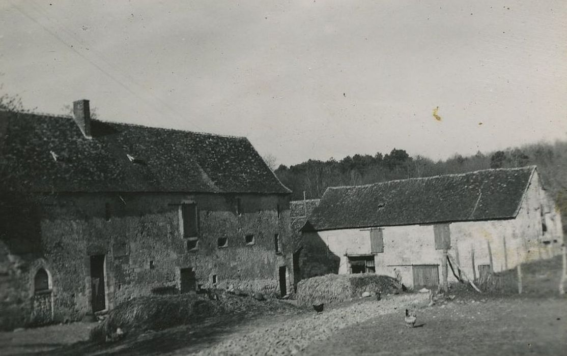 Abbaye de Gastines : Bâtiment des servitudes et aile ouest du cloître, vue générale