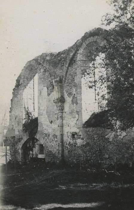 Abbaye de Gastines : Eglise abbatiale, vue partielle des ruines