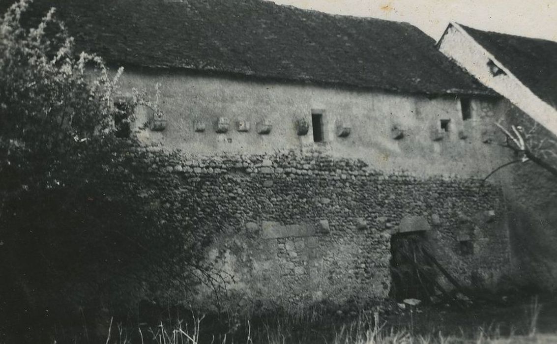 Abbaye de Gastines : Aile ouest du cloître, vue partielle