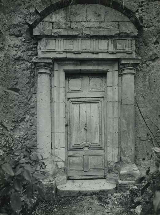 Chapelle troglodyte de l'Echeneau : Porte d’accès sud, vue générale