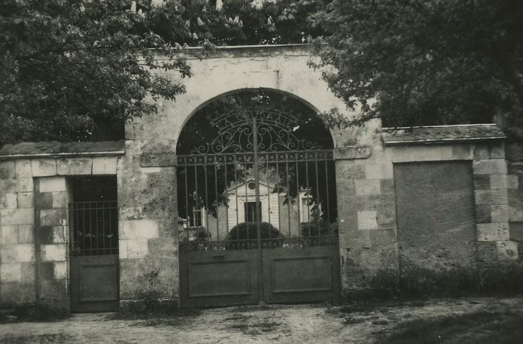 Manoir de la Coudraye : Portail d’accès nord, vue générale