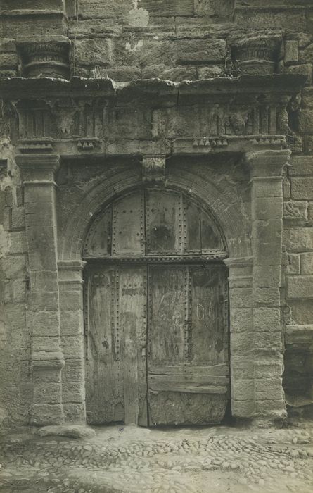 Maison de la Reine Jeanne : Portail d’accès sur rue, vue générale