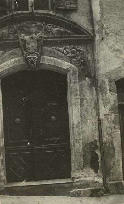 Maison Silvestre : Porte d’accès sur rue, vue générale