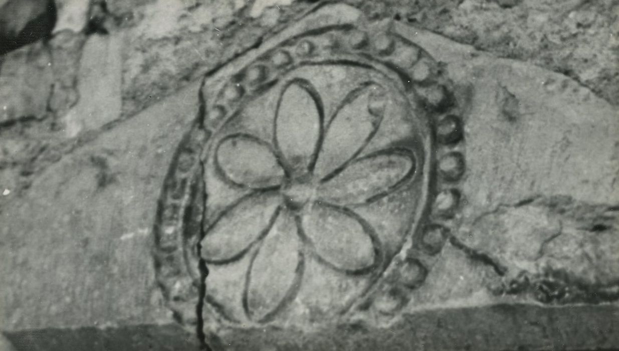 Eglise Saint-Laurent (ancienne) : Porte d’accès nord, détail du linteau