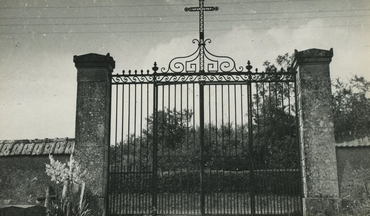 Cimetière : Grilles d’accès, vue générale