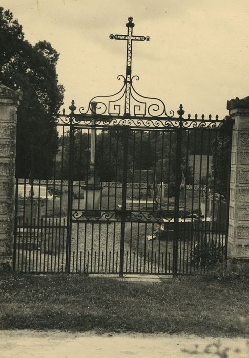 Cimetière : Grilles d’accès, vue générale