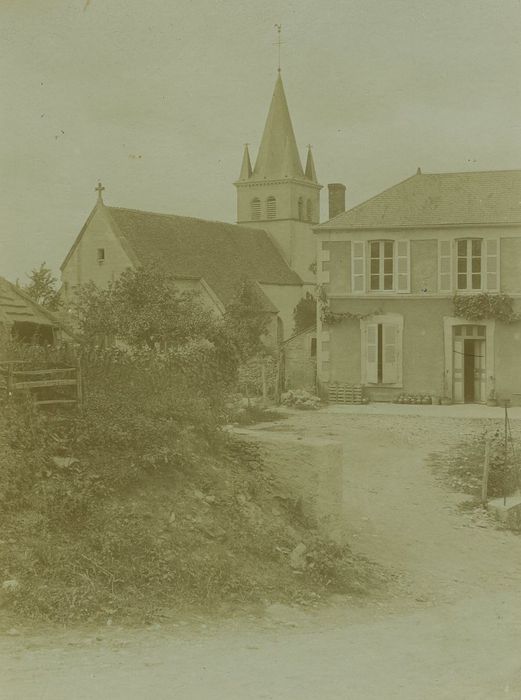 Eglise : Vue partielle de l’église dans son environnement