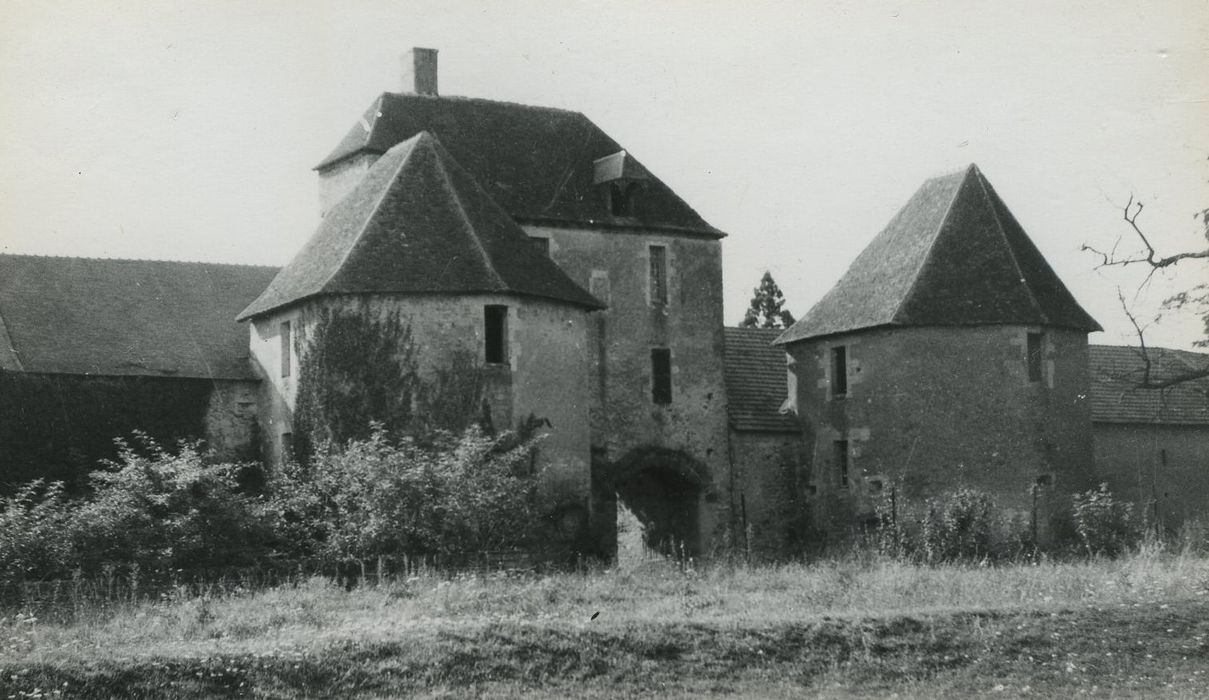 Château : Poterne d’entrée, ensemble est, vue générale