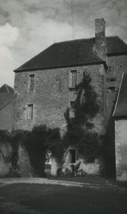 Château : Poterne d’entrée, élévation ouest, vue générale