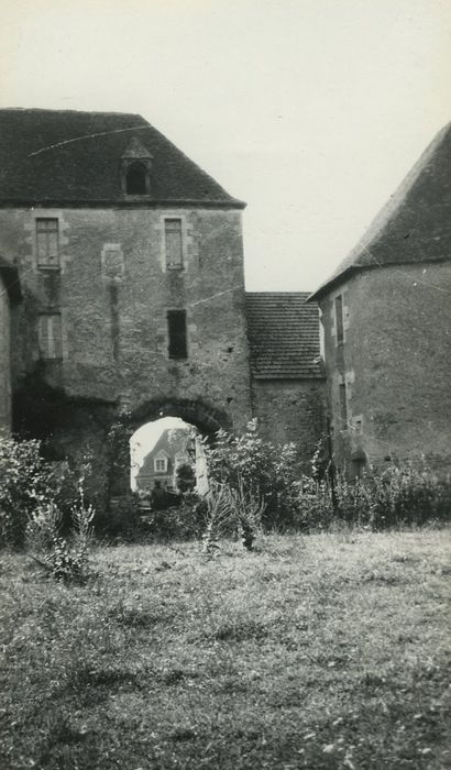 Château : Poterne d’entrée, élévation est, vue partielle