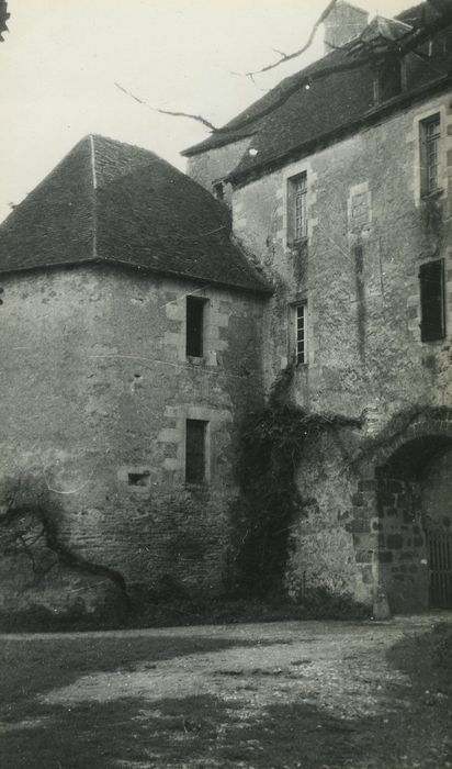 Château : Poterne d’entrée, élévation est, vue partielle