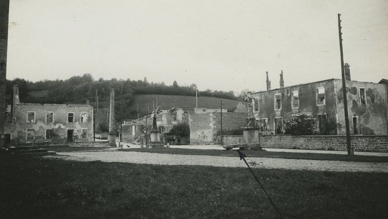 Calvaire, au centre du bourg, vue générale du calvaire dans son environnement