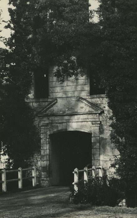 Château de la Motte-Farchat : Poterne d’entrée, vue partielle