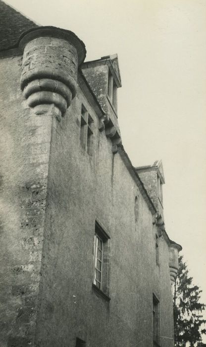 Donjon appelé logis du Prieur : Façade est, vue partielle