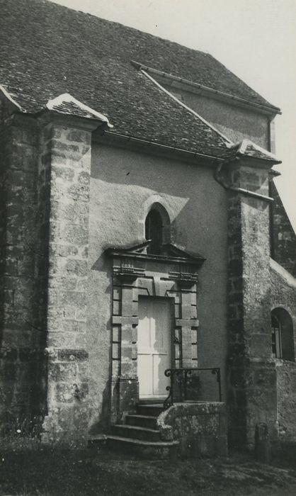 Eglise Saint-Siméon : Porte d’accès à la chapelle seigneuriale, vue générale