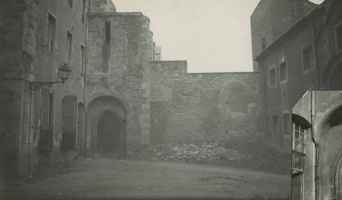 Eglise Saint-Sauveur (ancienne) : Vue partielle des restes de la façade