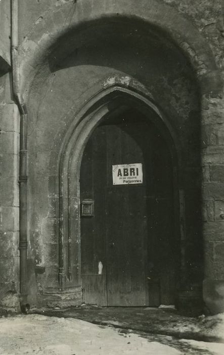 Eglise Saint-Sauveur (ancienne) : Porte d’accès, vue générale