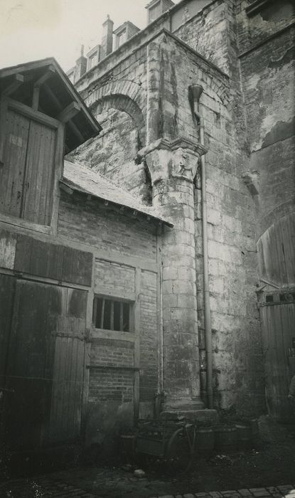 Eglise Saint-Sauveur (ancienne) : Vue partielle des reste de la nef