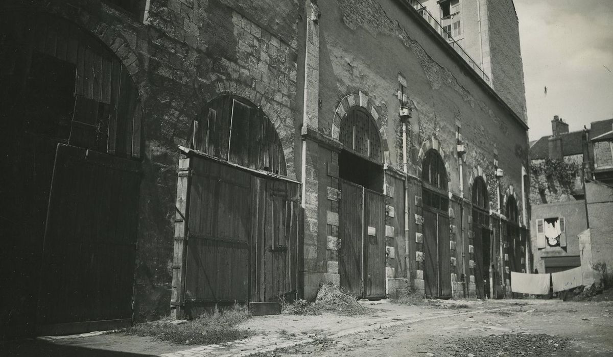 Eglise Saint-Sauveur (ancienne) : Vue partielle des reste de la nef, anciens arcs formerets de la nef