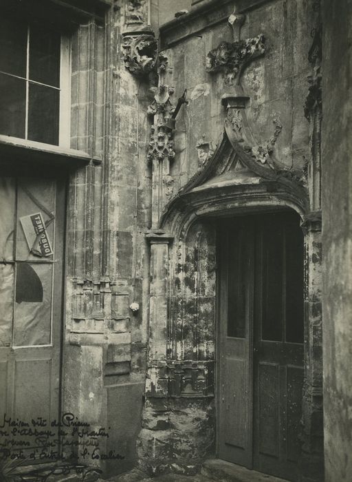 Maison dite du Prieur de l'abbaye de Saint-Martin : Cour intérieure, porte d’accès, vue générale