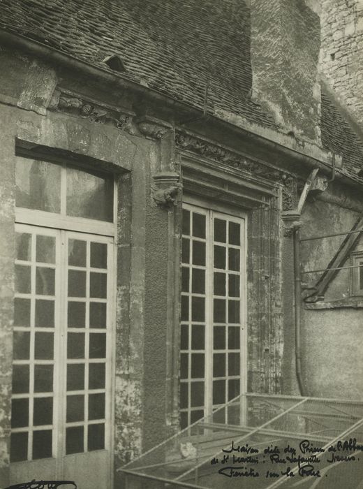 Maison dite du Prieur de l'abbaye de Saint-Martin : Cour intérieure, détail d’une baie