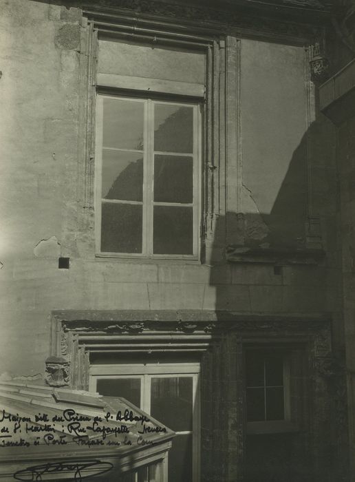 Maison dite du Prieur de l'abbaye de Saint-Martin : Cour intérieure, détail d’une baie