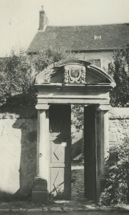 Presbytère : Porte d’accès sur rue, vue générale