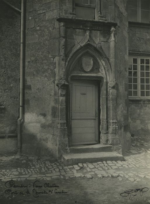 Château des Evêques de Nevers (ancien) : Tourelle d’escalier, porte d’accès, vuegénérale