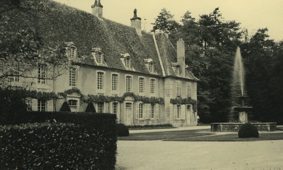 Château de Saint-Léger : Façade est, vue partielle