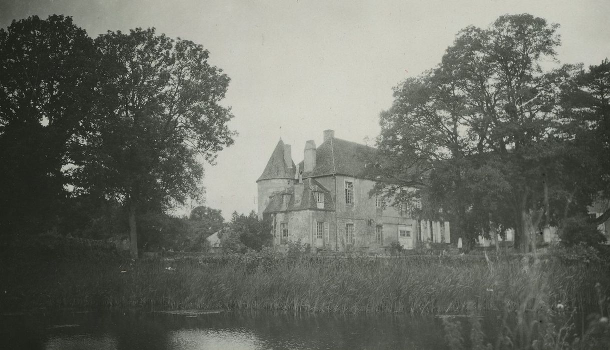 Château de Vésigneux : Ensemble sud-est, vue partielle