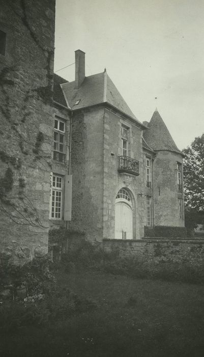 Château de Vésigneux : Façade sud-ouest, vue partielle