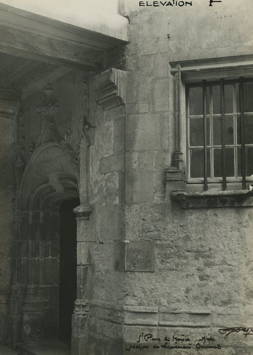 Maison dite du Lieutenant criminel : Cour intérieure, porte d’accès au logis, vue générale