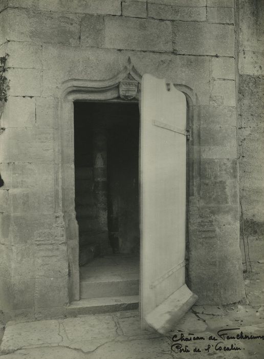 Château de Foucherenne : Façade sud-est, porte d’accès à la tourelle d’escalier