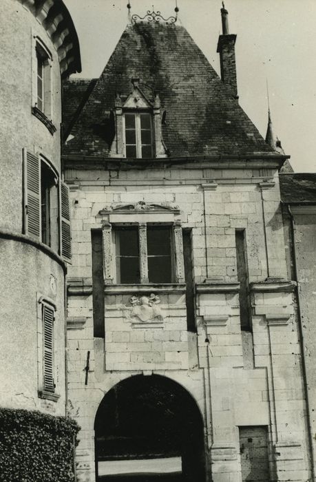 Château de Tracy : Porterie d’entrée, vue générale