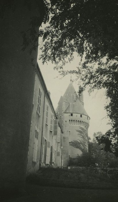 Château des Bordes : Façade sud-ouest, vue partielle