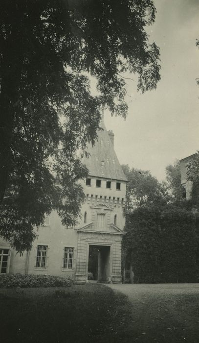 Château des Bordes : Façade sud-est, vue partielle