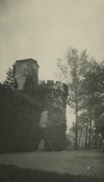 Château des Bordes : Tour nord-est, vue générale