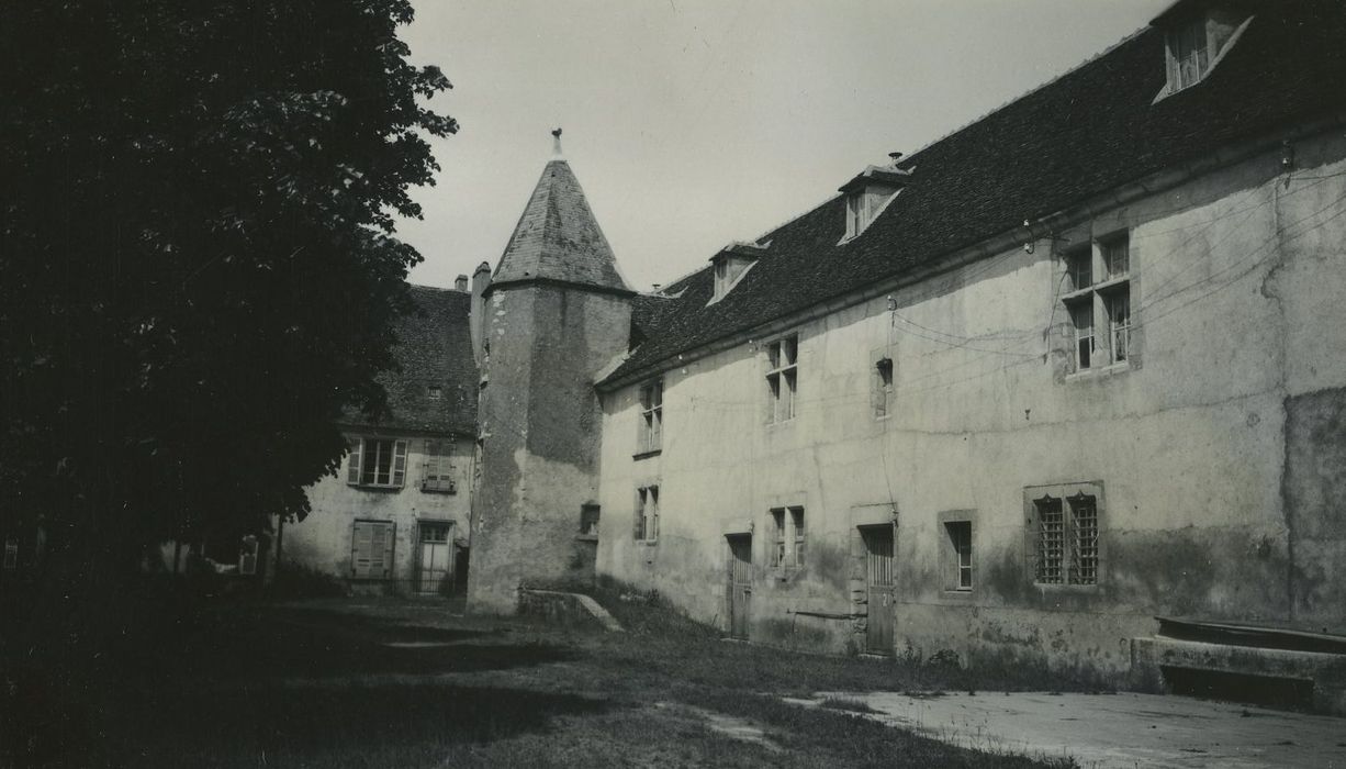 Château des Evêques d'Auxerre : Façade ouest, vue partielle