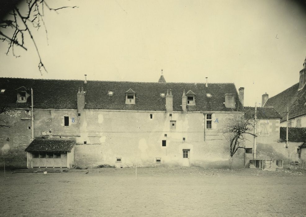 Château des Evêques d'Auxerre : Façade est, vue partielle