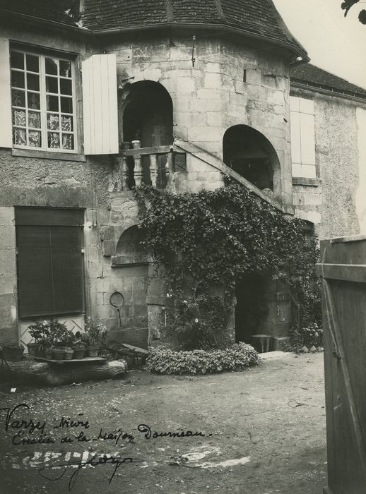 Maison : Façade sur cour, vue partielle