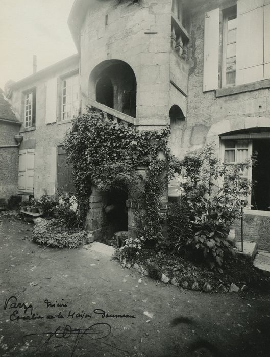Maison : Façade sur cour, vue partielle
