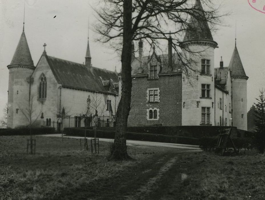 Château de Bourbilly : Vue générale du château depuis le Sud-Est