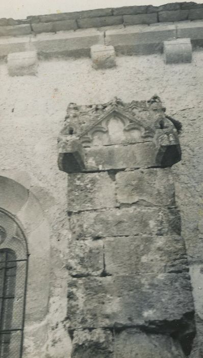 Eglise Saint-Nicolas : Détail d’un contrefort