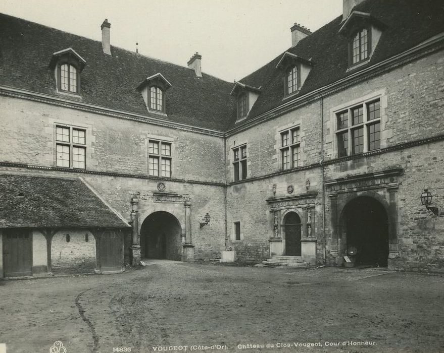 Château de Clos-Vougeot : Cour d’honneur, vue partielle