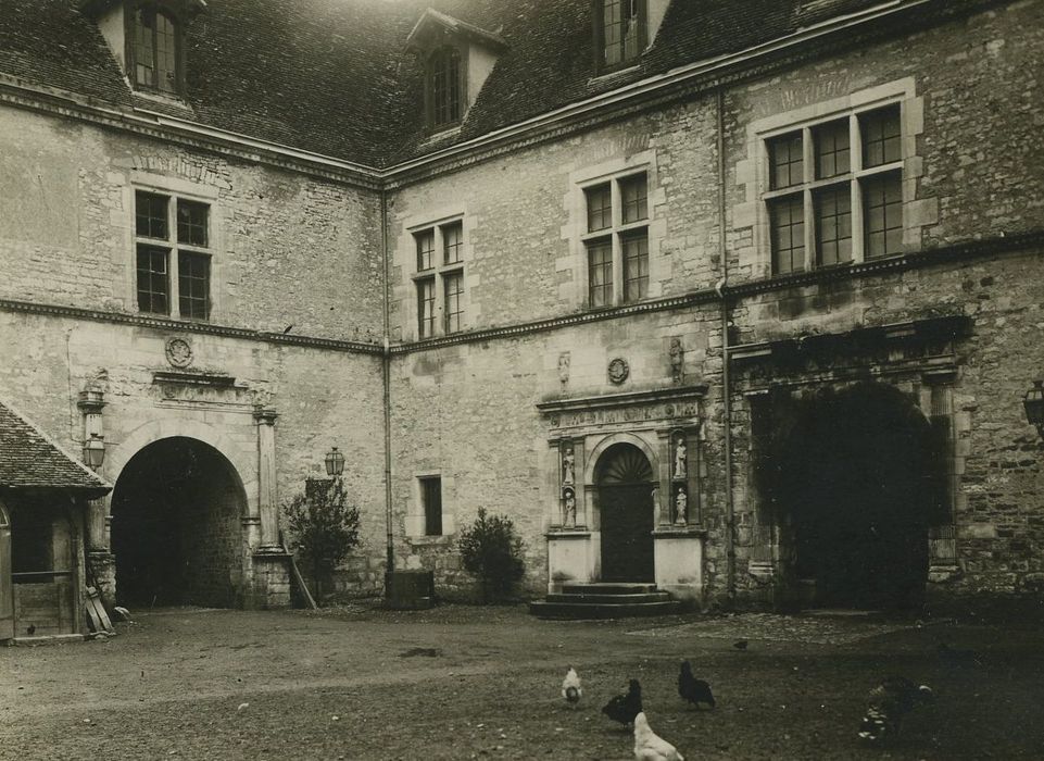 Château de Clos-Vougeot : Cour d’honneur, vue partielle