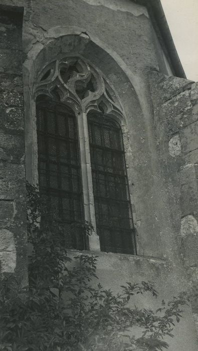 Eglise Saint-Denis : Chevet, détail d’une baie