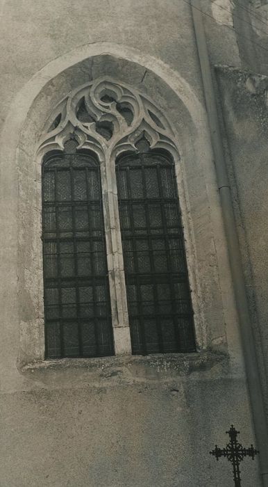 Eglise Saint-Denis : Chevet, détail d’une baie