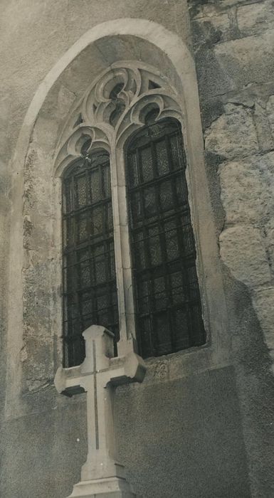 Eglise Saint-Denis : Chevet, détail d’une baie