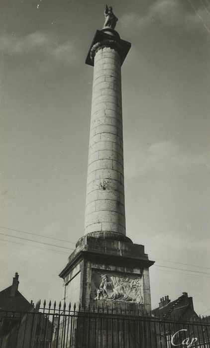 Colonne de Charles Félix : Vue générale de la colonne dans son environnement depuis le Nord-Est