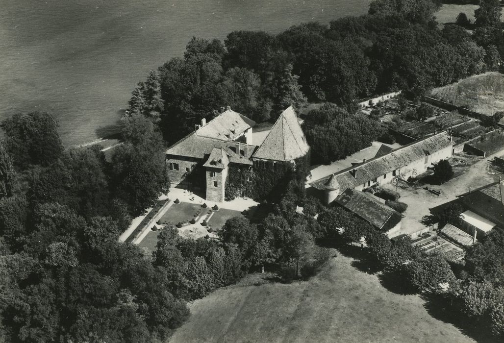 Château de Beauregard : Vue générale du château dans son environnement